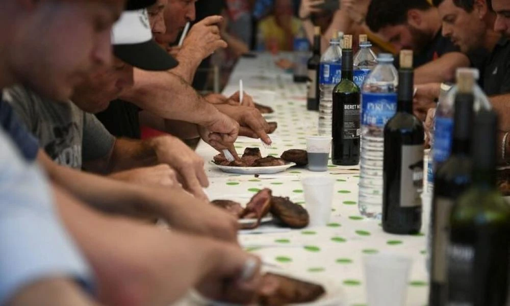 Γαλλία: Καταβρόχθισε 930 γραμμ. πάπιας σε 5 λεπτά σε διαγωνισμό ταχυφαγίας